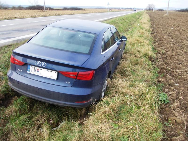 Dopravná nehoda vozidla Audi A3 za obcou Petrovce n.Laborcom