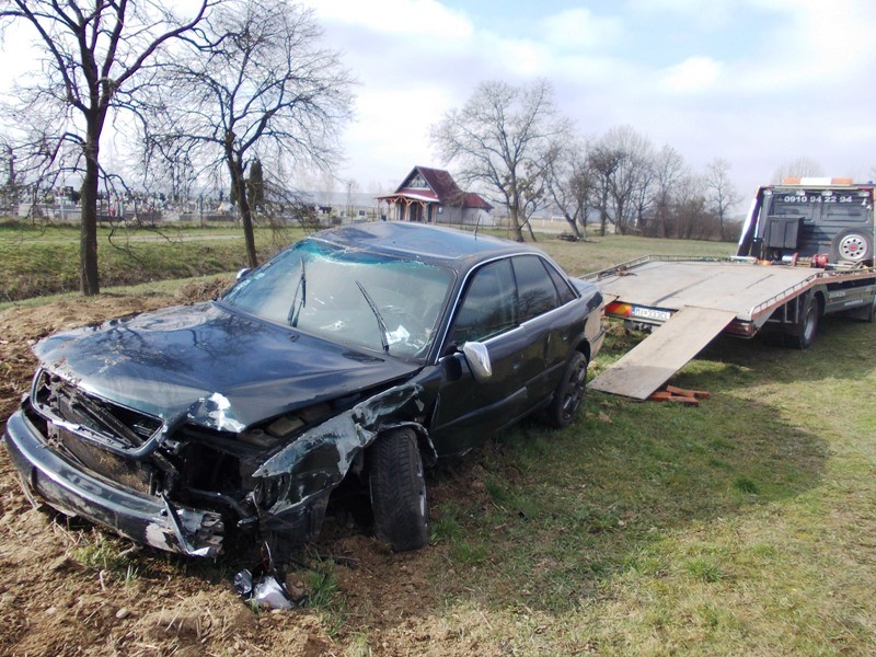 Dopravná nehoda vozidla Audi v obci Voľa